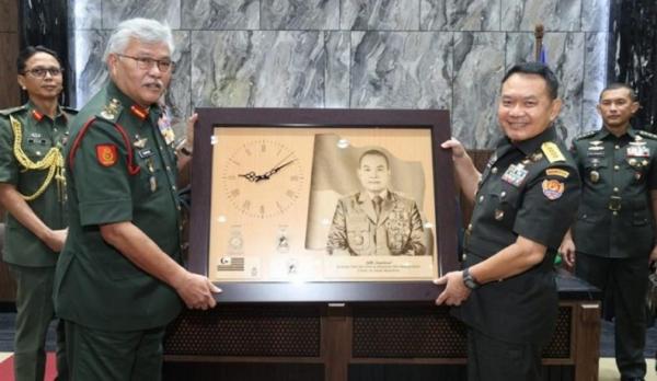 Dudung 2 KSAD Jenderal TNI Dudung Abdurachman, menerima kunjungan kehormatan KSAD Malaysia, Jenderal Tan Sri Datuk Zamrose Bin Mohd Zain di Mabesad. (Foto Dispenad).