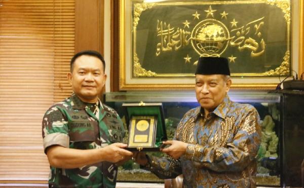 KSAD Jenderal TNI Dudung Abdurachman bersilaturahmi ke kantor PBNU, Senin (6/12/2021). (Foto: Istimewa)