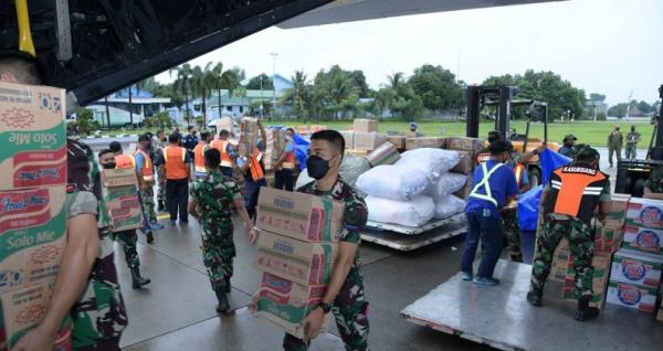 12 ton bantuan dikirim ke Semeru oleh TNI AU dengan pesawat Hercules (Foto : Puspen TNI AU)