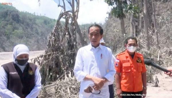 Jokowi Semeru 2 Presiden Joko Widodo (Jokowi) meninjau lokasi erupsi Gunung Semeru di Lumajang, Jawa Timur, Selasa (7/12/2021). (Foto akun Youtube Sekretariat Presiden).