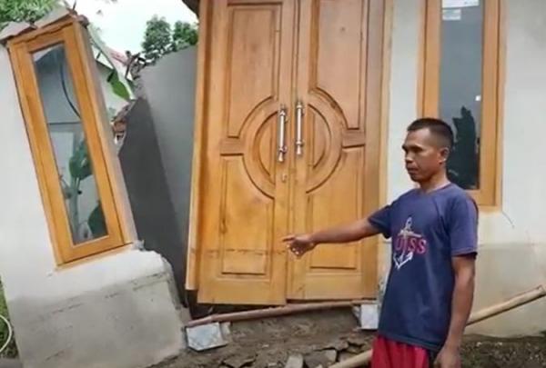 Rumah warga di Lombok Barat rusak parah diterjang banjir bandang. (Foto: iNews TV/Muzakir)