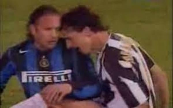 Ibrahimovic (kanan) menanduk Mihajlovic saat keduanya bertemu di laga Liga Italia 2004/2005. (Foto:Calciomercato)