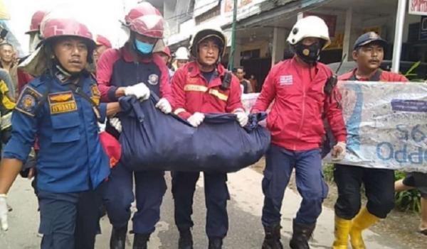 Petugas damkar mengevakuasi korban tewas. (Foto: Antara)