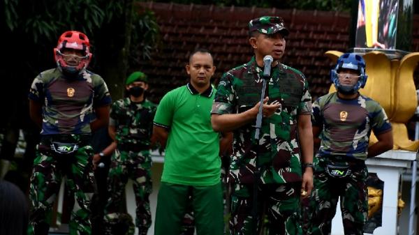 Pangdam III/Siliwangi Mayjen TNI Agus Subiyanto memberikan pengarahan kepada prajurit dan PNS Kodam Siliwangi. (Foto: Pendam Siliwangi)