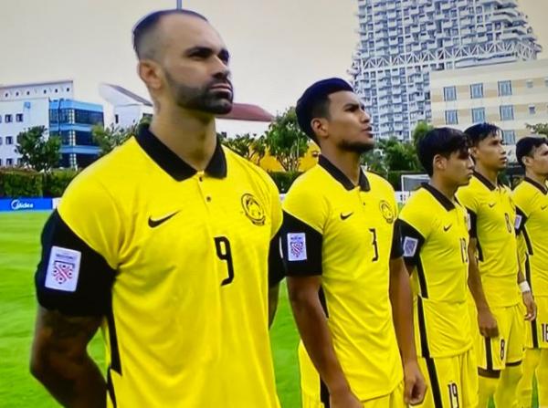 Striker naturalisasi Malaysia, Guilherme de Paula (nomor 9) sesaat sebelum tampil melawan Kamboja di laga Piala AFF 2020, Senin (6/12/2021). (Foto: Twitter/@bennkamal)