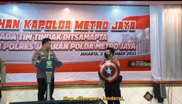 Kapolda Metro Jaya Kapolda Metro Jaya Irjen Pol Fadil Imran meminta anak buahnya untuk memperagakan gaya Captain America. (Foto IG Kapolda Metro Jaya).