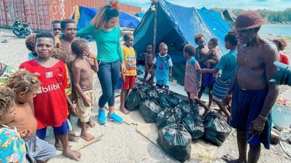 Olvah Alhamid minta maaf karena rasis Olvah Alhamid bersama warga Papua. (Foto: Instagram Olvah Alhamid)