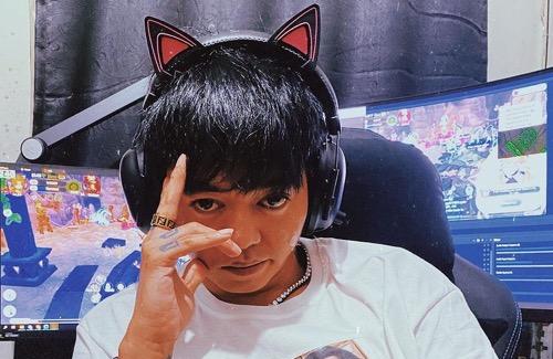 Artis tidak memilih agama, Reza Arap member Weird Genius.