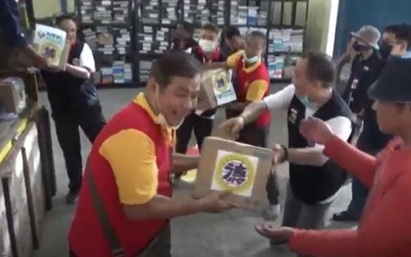 MNC Peduli-Yemi On Hu Tong menyalurkan bantuan sembako bagi korban erupsi Semeru. (Foto: iNews TV/Hana Purwadi)