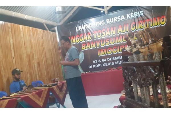 Bursa Keris Bursa keris di Kopi Keris, Banyusumurup, Imogiri, bantul. Bursa keris digelar setiap bulan pada minggu pertama di hari Sabtu dan Minggu. (Foto : iNews.id/Ainun Najib)