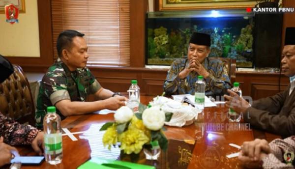 KSAD Jenderal Dudung Abdurachman saat silaturahmi dengan Ketua Umum PBNU KH Said Aqil Siradj di Gedung PBNU. (Foto akun Youtube TNI AD).