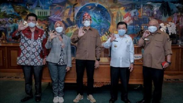 Menparekraf Sandiaga Salahuddin Uno saat bertemu dengan Gubernur Jambi Al Harris dalam pengembangan potensi parekraf. (Foto: ist)