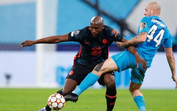Striker Chelsea, Romelu Lukaku Striker Chelsea, Romelu Lukaku berusaha lolos dari hadangan pemain Zenit St Petersburg, Yaroslav Rakitskiy dalam laga Liga Champions 2021/2022 di Stadion Gazprom Arena, Kamis (9/12/2021). (Foto: REUTERS/Anton Vaganov)