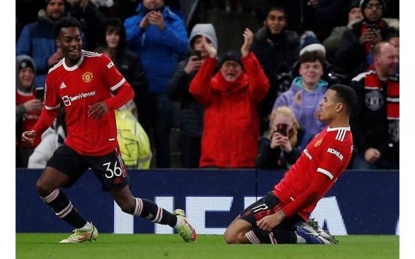 Striker Manchester United, Mason Greenwood (kanan) merayakan gol ke gawang Young Boys bersama Anthony Elanga dalam laga Liga Champions 2021/2022 di Stadion Old Trafford, Kamis (9/12/2021). (Foto: REUTERS/Craig Brough)