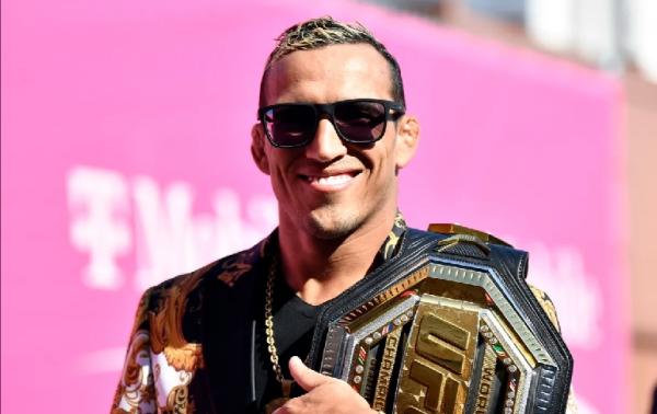 Charles Oliveira Charles Oliveira siap membuat kejuatan di dunia UFC saat bertarung dengan Dustin Poirier. Oliveira ingin menumbangkan Poirier dengan cepat. (foto: Bloodyelbow.com).