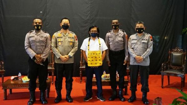 Suasana pertemuan siswa diktukba Polri asal Papua dengan keluarga Presiden Jokowi didampingi Kapolres Sukoharjo. (Foto: Humas Polri)