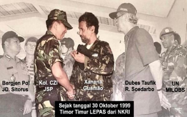 Kolonel Czi Johannes Suryo Prabowo berjabat tangan dengan pimpinan Fretilin Xanana Gusmao saat penyerahan Timor Timur. (Foto: Instagram Suryo Prabowo)