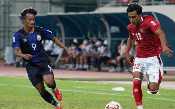 Pemain Kamboja, Sieng Chanthea mengawal ketat pilar Timnas Indonesia, Pratama Arhan dalam laga Piala AFF 2020 di Stadion Bishan, Kamis (9/12/2021). (Foto: FOX Sports)