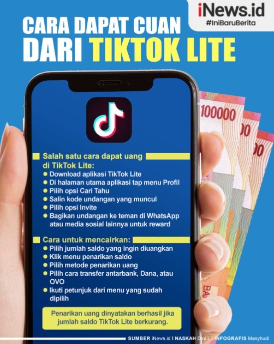 Warga mengevakuasi jasad korban Nizam yang terdampar di tepi pantai. (Foto: DHARMAWAN HADI)