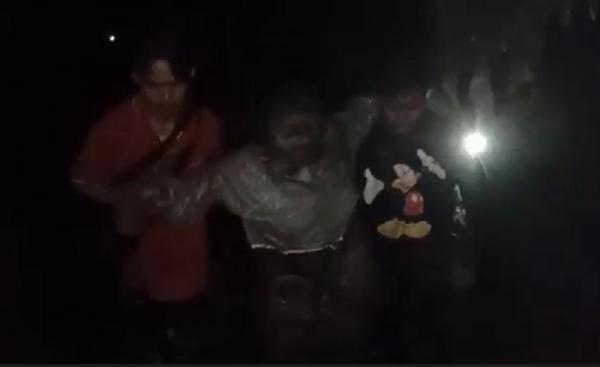 Korban erupsi Gunung Semeru berhasil selamat dan dievakuasi ke tempat aman. (Foto: iNews.id/Cucuk Donartono).