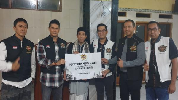 Wasekjen HDCI Pusta Dadan Tri Yudianto menyerahkan bantuan dua kubah ke Ketua DKM Nurul Khazanah sekaligus panitia pembangunan masjid ustaz Nandi. (Foto: ISTIMEWA)