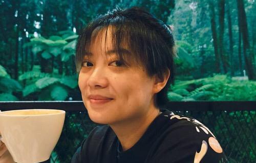 Artis Indonesia doyan makanan ekstrem, Leony VH