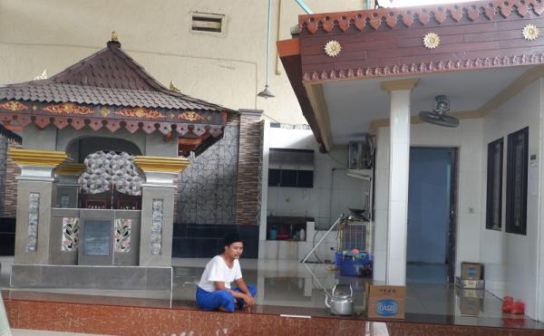 masjid jami tambora 1 Makam KH Moestojib dan Ki Daeng yang berada di depan Masjid Jami Tambora. (Foto: senibudayabetawi.com)