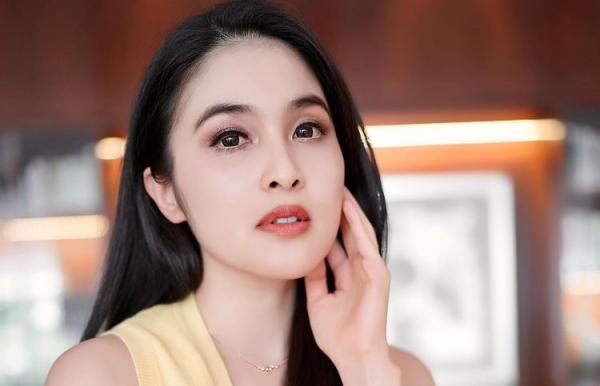 Artis Indonesia Doyan Makanan Ekstrem, Sandra Dewi.