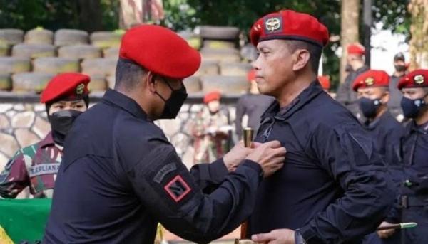Dansat 81 Kopassus Kolonel Inf Benny Rahadian menyematkan brevet anti teror Satgultor 81 kepada Danjen Kopassus Mayjen Teguh Muji Angkasa. (Foto Penkopassus).