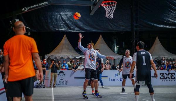 Pebasket Denny Sumargo bertanding dengan Wali Kota Bogor Bima Arya Sugiarto di Bogor. (Foto Pemkot Bogor).