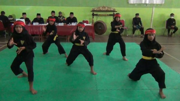 PENCAK SILAT Para peserta menunjukkan kepiawaian mereka memainkan jurus-jurus pencak silat dengan diiringi irama kendang dan tarompet. (Foto: iNews/YUWONO WAHYU)