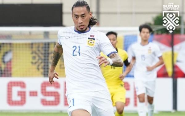 Striker Timnas Laos, Billy Ketkeophomphone Striker Timnas Laos, Billy Ketkeophomphone saat beraksi melawan Malaysia dalam laga Grup B Piala AFF 2020 di Stadion Bishan, Kamis (9/12/2021). (Foto: Instagram/@billy.ketkeo)