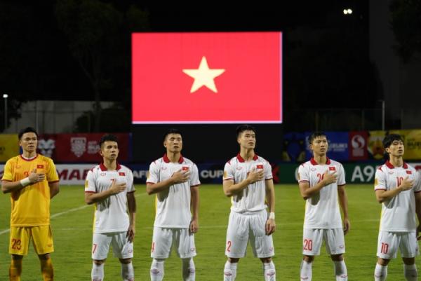 Timnas Vietnam menang telak 3-0 atas Timnas Malaysia di penyisihan Grup B Piala AFF 2020. Vietnam kini menggeser Indonesia dari puncak klasemen Grup B. (foto: AFFSuzukicup.com).