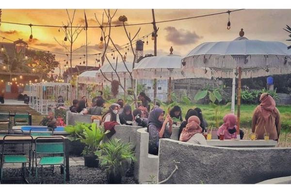 Angkringan Anggajaya Di Angkringan Anggajaya ada beberapa tempat bermain , seperti ayunan dan memiliki view sawah yang hijau. Ada juga beberapa spot foto yang instagramable. (Foto : @angkringan.anggajaya)