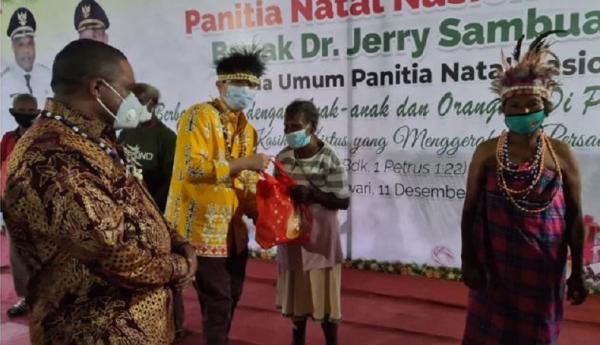Ketua Panitia Natal Nasional 2021 Jerry Sambuaga saat memberikan bantuan paket sembako untuk masyarakat di Pulau Mansinam, Kota Manokwari, Papua Barat. (Foto: ist)