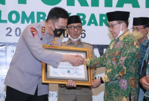 Kapolda NTB Irjen Pol M Iqbal mendapat penghargaan dari KAHMI. (Foto: Humas Polda NTB)