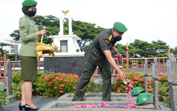 Hari Juang ke-76 TNI AD, Kasdam IV/Diponegoro Pimpin Ziarah di TMP Giri Tunggal
