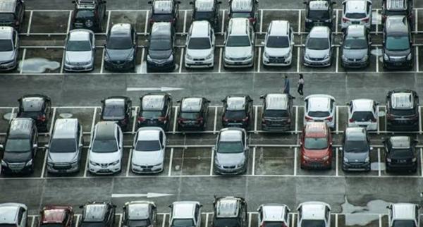 Mobil Parkir Tanpa Garasi, Ini Harus Diperhatikan agar Kendaraan Tak Rusak dan Aman