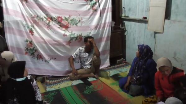 Calon pengantin perempuan di medan tewas Suasana rumah duka calon pengantin perempuan yang ditemukan tewas diduga dibunuh di Medan Belawan. Tampak sang kekasih menangis sedih. (Foto: iNews/Yudha Bahar)