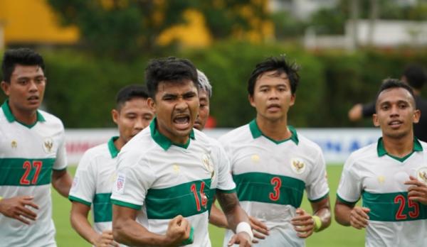 Sikap sportivitas tinggi dijunjung asisten pelatih Vietnam bernama Vu Hong Viet. Dia membuang rivalitas dan membantu pemain Indonesia Asnawi Mangkualam. (Foto: PSSI)