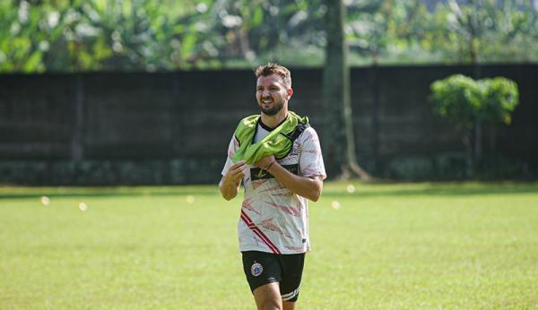 Persija Jakarta tertahan 1-1 saat melawan Persela Lamongan di lanjutan Liga 1 2021/2022. Marco Motta selamatkan Persija dari kekalahan atas Persela. (foto: Ligaindonesiabaru.com).