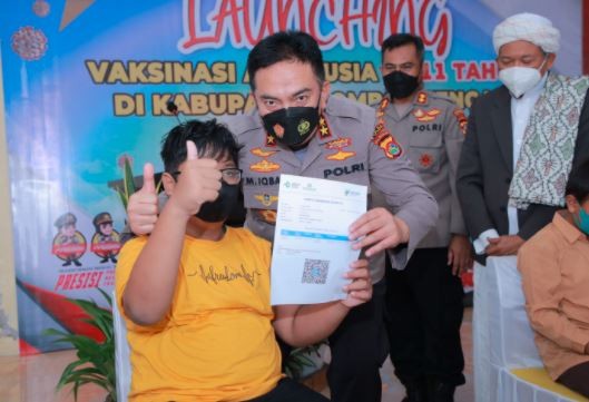 Kapolda NTB Irjen Pol M Iqbal memberikan dukungan kepada anak-anak yang mengikuti vaksinasi Covid-19. (Foto: Polda NTB)