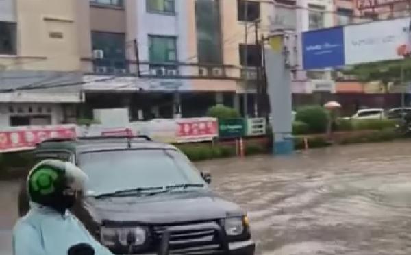 Jalan depan ITC Fatmawati, Jakarta Selatan tergenang usai hujan deras, Jumat (17/12/2021) sore. (Foto: Instagram @jktinfo)