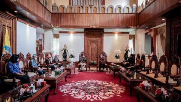 Menparekraf Sandiaga Salahuddin Uno saat pertemuan dengan Gubernur Bali I Wayan Koster serta Wakil Gubernur Tjokorda Oka Artha Ardana Sukawati. (Foto: ist)