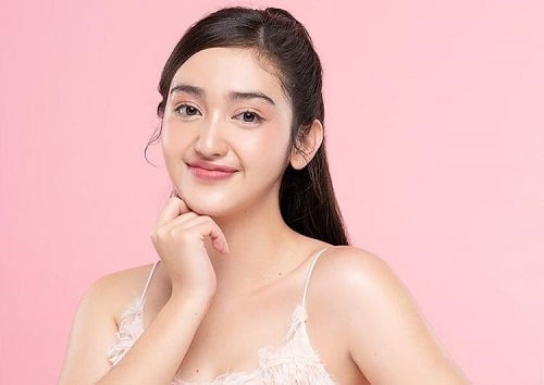 Potret seksi Ranty Maria saat berbaju tank top pink.