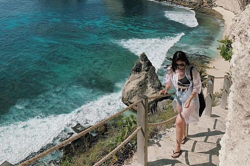 Potret seksi Ranty Maria saat berbaju transparan Potret seksi Ranty Maria saat di Bali dengan outer transparan.