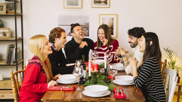 Ilustrasi merayakan Hari Natal bersama sahabat. (Foto: Freepik)