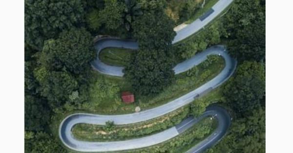 Kelok 44 Kelok 44 berlokasi di daerah perbukitan atas Danau Maninjau, Kabupaten Agam, Sumatera Barat. (Foto; ist)