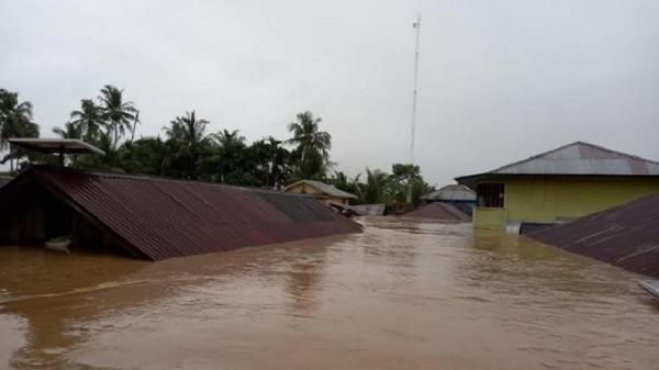 Banjir di Mandailing Natal setinggi 2,5 meter hingga sampai atap rumah membuat warga mengungsi dan tinggal di atas perahu. (Foto: MPI/Liansah Rangkuti)
