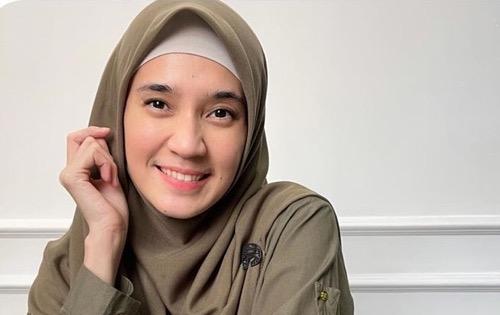 Dhini Aminarti Dhini Aminarti, artis cantik yang menolak yang menolak tawaran syuting karena lepas hijab.